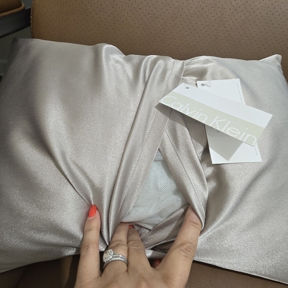 ⭐️40% Off⭐ Calvin Klein Smoke Champagne Mirrored Ribbon Deco 12"x16" Pillow - Picture 4 of 9